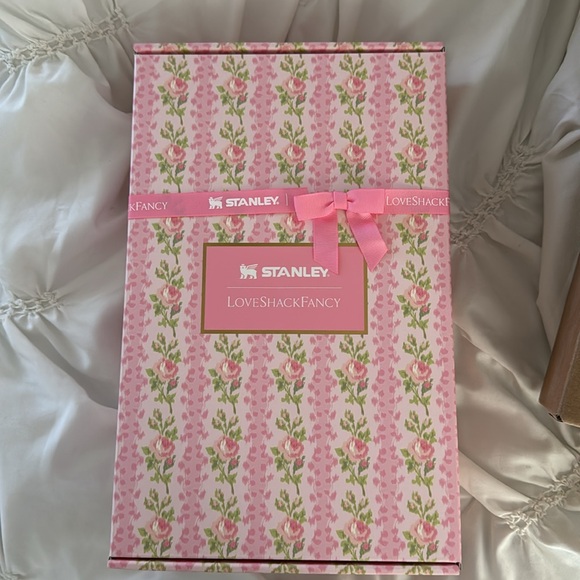 The Stanley x LoveShackFancy Quencher 40 OZ Blooming Heirloom Floral Bow - Picture 15 of 17